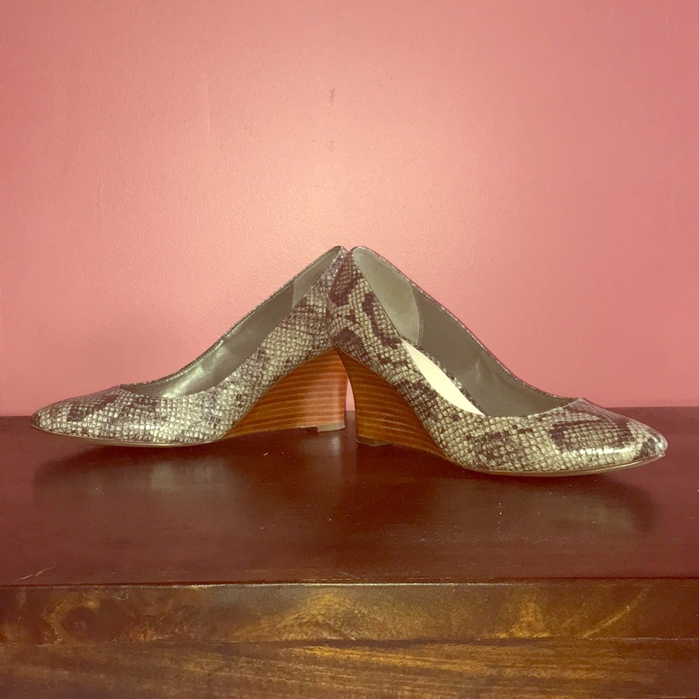 COLE HAHN 9.5 women’s Snakeskin Wedges!